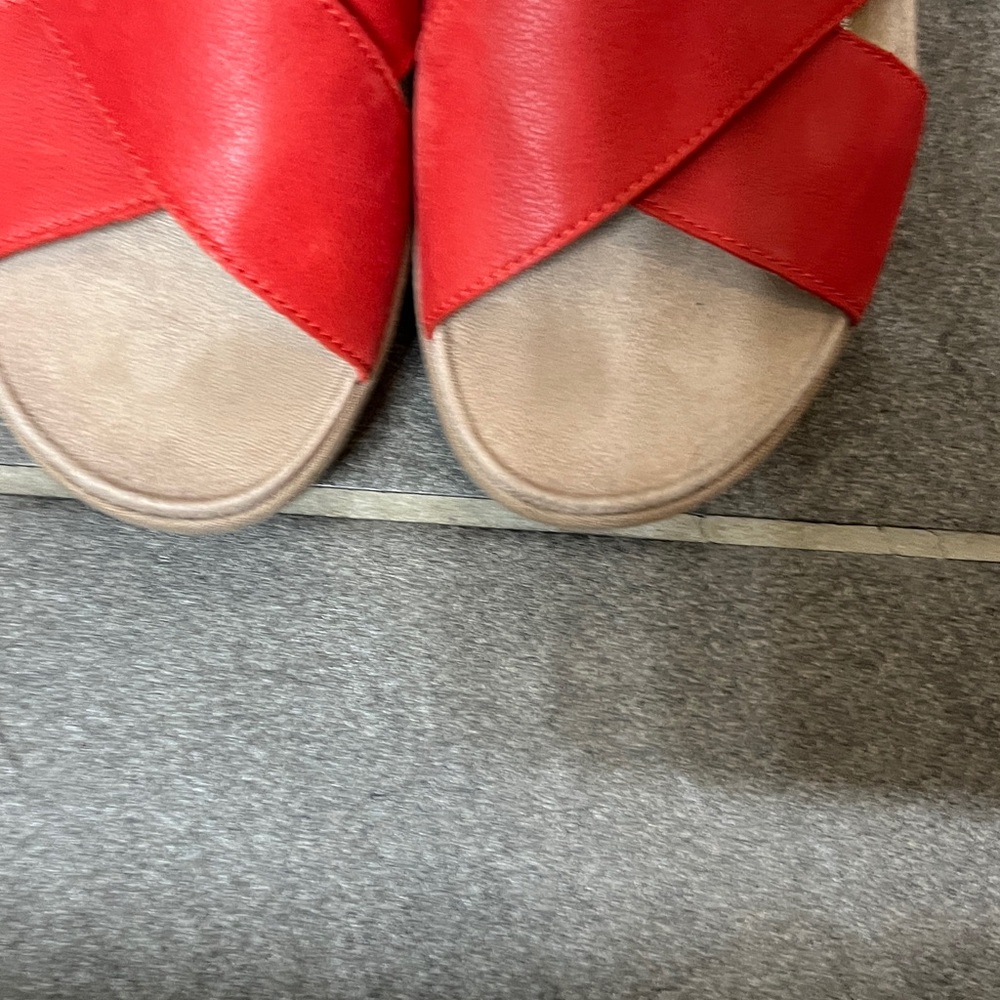 Vionic women’s Hayden Sandals Red Leather Straps 1.5" Heel Slip-on Sz 8.5 - Picture 3 of 6